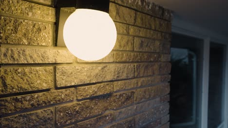 una luz exterior de la casa que ilumina una noche de niebla de otoño