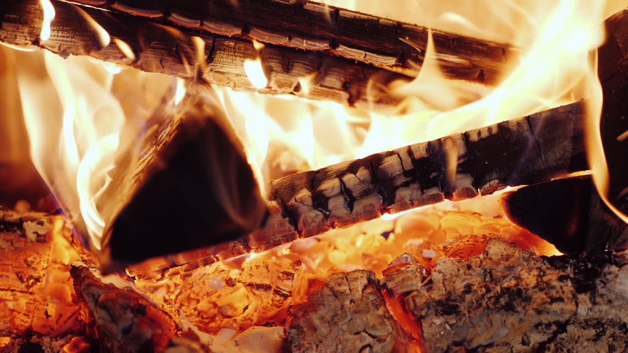 un uomo brucia la foto di una coppia innamorata e la getta nel camino