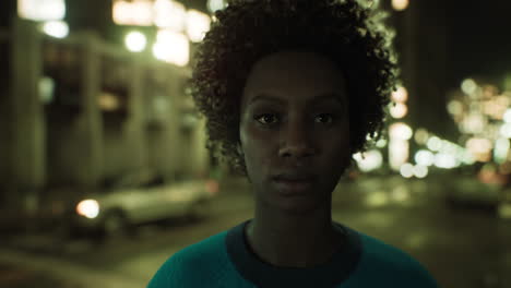 retrato en primer plano de una hermosa mujer afroamericana