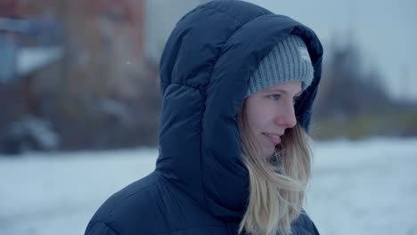 Vista-Panorámica-De-Una-Chica-Con-El-Pelo-Largo-En-La-Nieve-Husky-Siberia