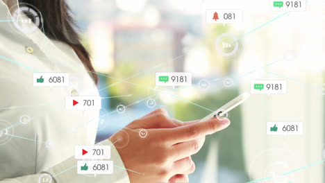 animación de iconos y números de redes sociales con conexiones a través de mujeres asiáticas que usan teléfonos inteligentes