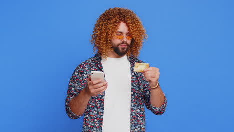 hombre utiliza una tarjeta de crédito bancaria smartphone mientras transfiere dinero para gastar compras compras en línea