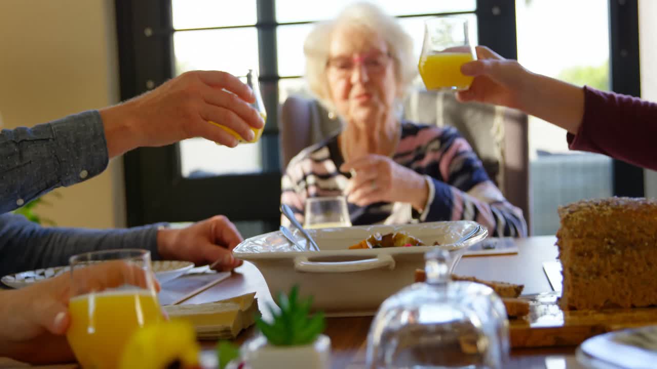 가정에서 식탁 위에 주스 컵을  ⁇ 는 가족 4k