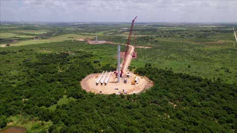 construcción de aerogeneradores con grúa