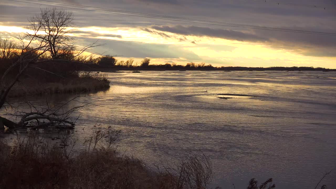 Oversigtsbillede af Platte River i gyldent lys i det centrale Nebraska nær Kearney