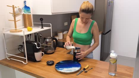mujer haciendo café en la cocina