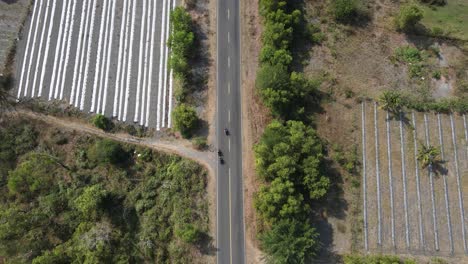 Vista-Aérea,-Imágenes-De-Drones-Siguiendo-Una-Motocicleta-A-Toda-Velocidad-A-Través-Del-Bosque-De-Sabana-En-La-Costa-Sur-De-Yogyakarta