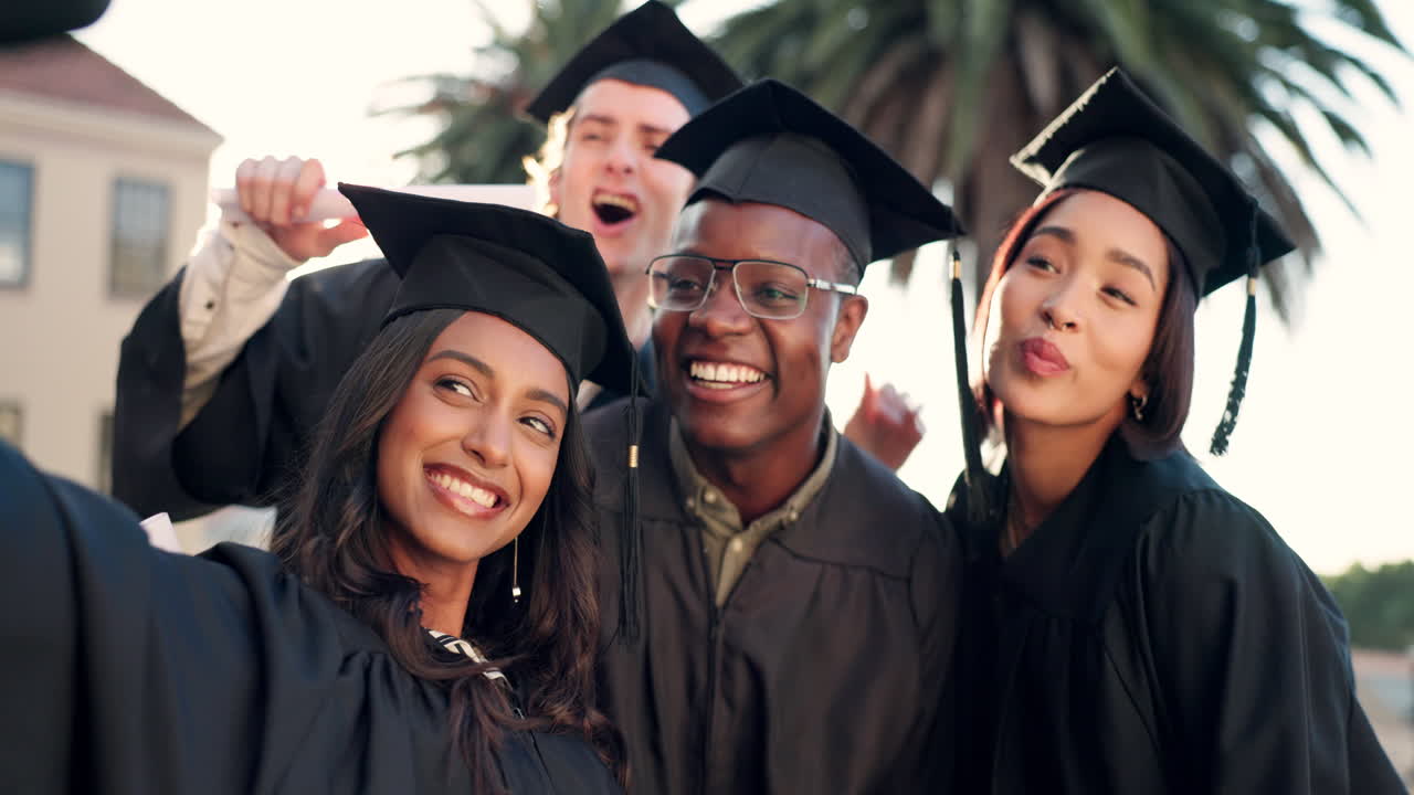 grupo feliz, amigos y selfie en la graduación