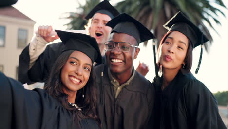 Grupo-Feliz,-Amigos-Y-Selfie-En-Graduación