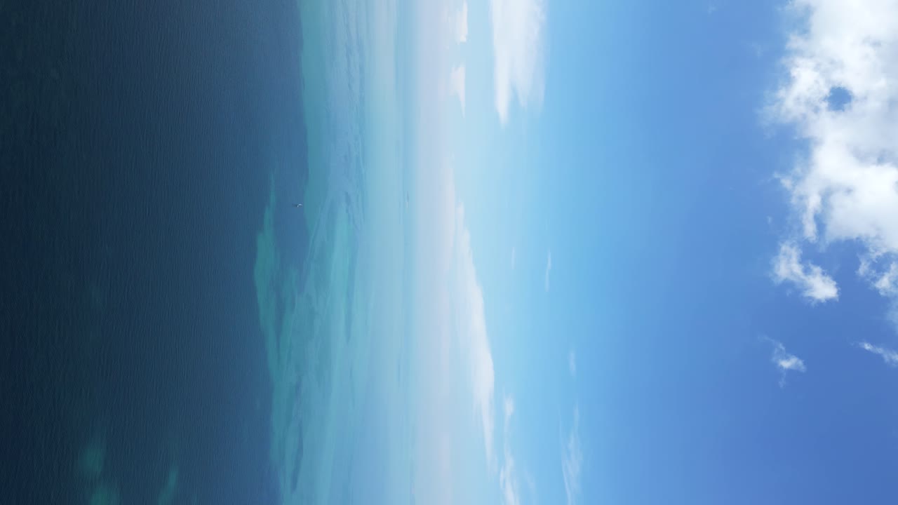 Incredibile vista aerea dall'alto su una barca a vela solitaria nel vasto oceano aperto