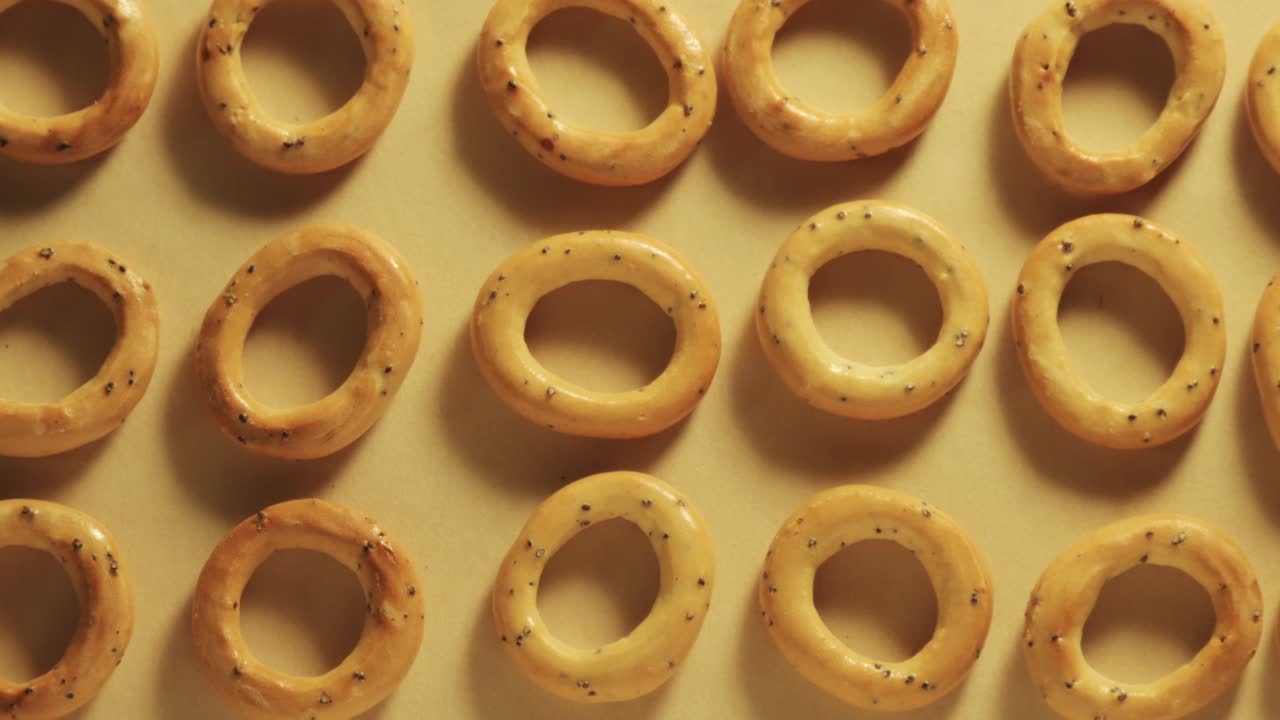 An animation of dry ring-shaped crackers