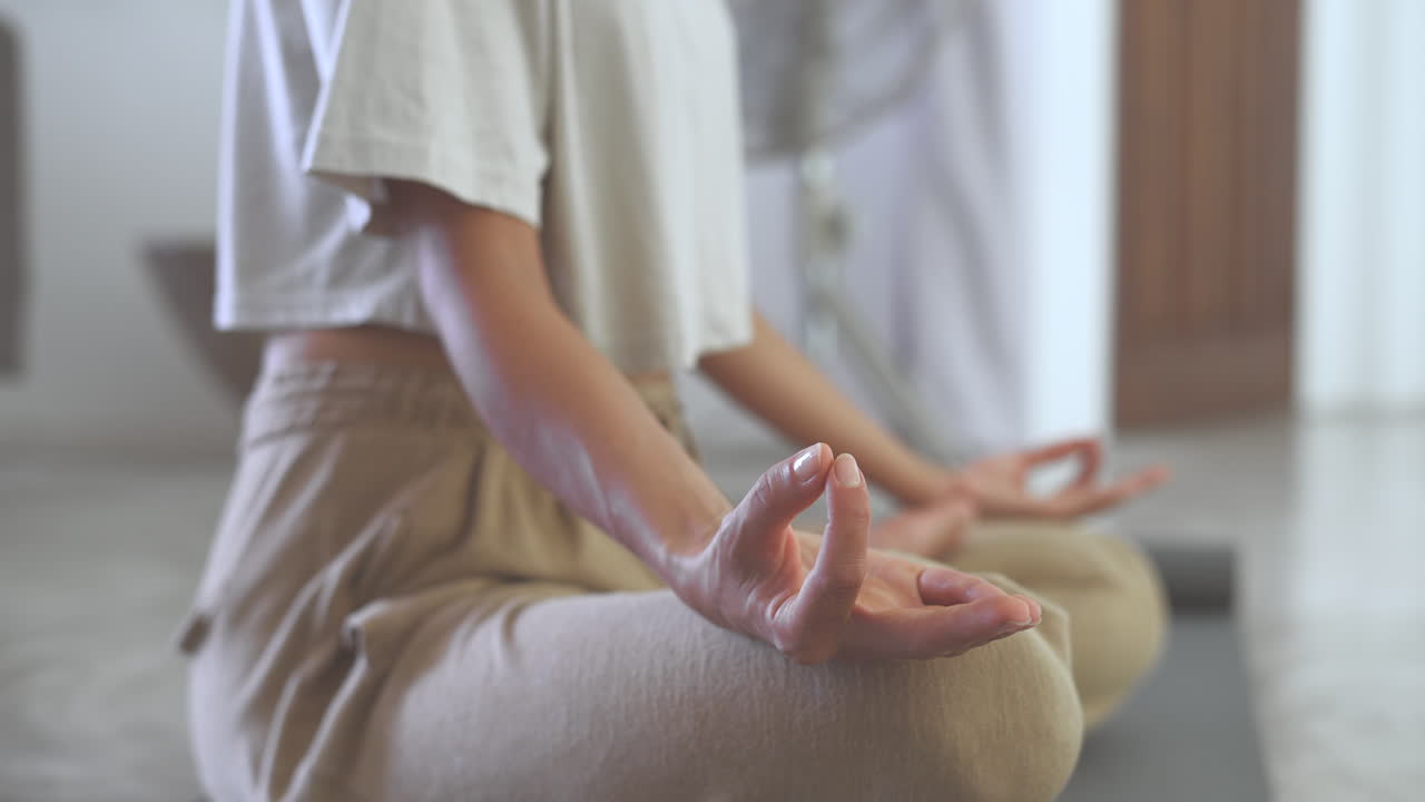 mujer meditando en una postura de yoga en casa