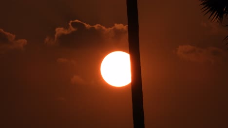 hermoso atardecer con nubes
