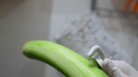 un pepino se pela con un pelador de patatas