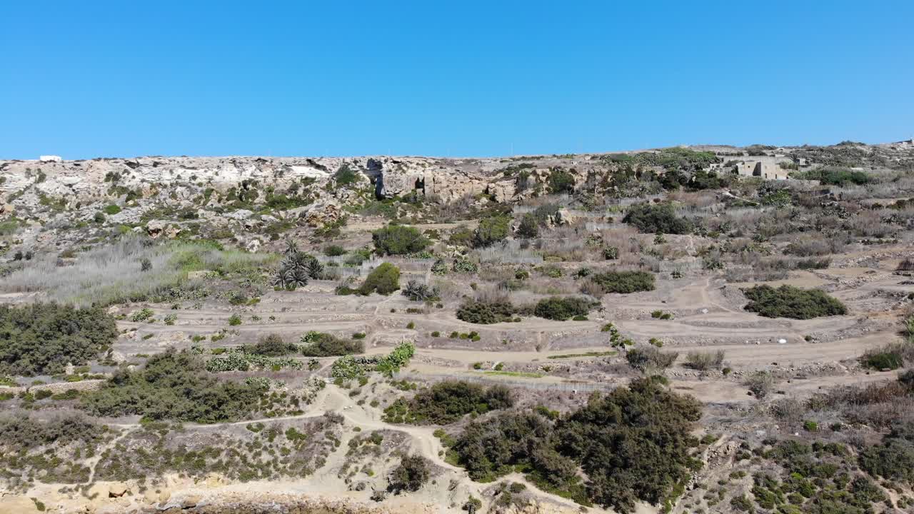 xaghra, vista panorámica de la bahía de gozo ramla desde el mar hacia la cueva de calypso, vista aérea del paisaje de las islas de malta en un caluroso día de verano
