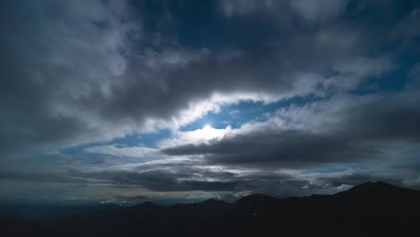 la corriente de nubes sobre las montañas en el fondo de la luz de la luna. lapso de tiempo