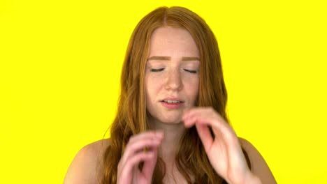 mujer joven pelirroja con dolor de cabeza