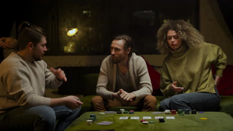 grupo de amigos sentados en el sofá de la sala de estar 2