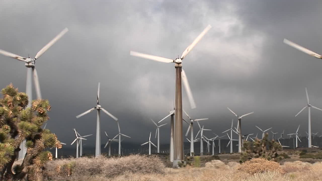 캘리포니아의 언덕에서 전력을 생산하는 풍차를 가로지르는 팬
