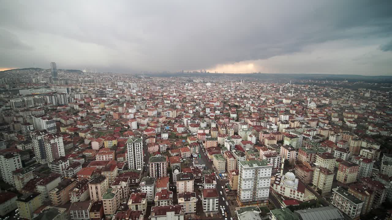 Panorama urbano di una città turca durante una giornata nuvolosa e tempestosa