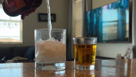 cóctel borracho de bourbon kentucky mule con cerveza de jengibre