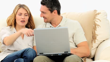 una pareja bonita usando una computadora portátil