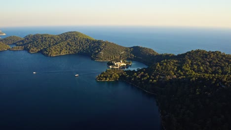 Vista-Idílica-De-La-Isla-De-Mljet-En-Croacia---Toma-Aérea-De-Drones