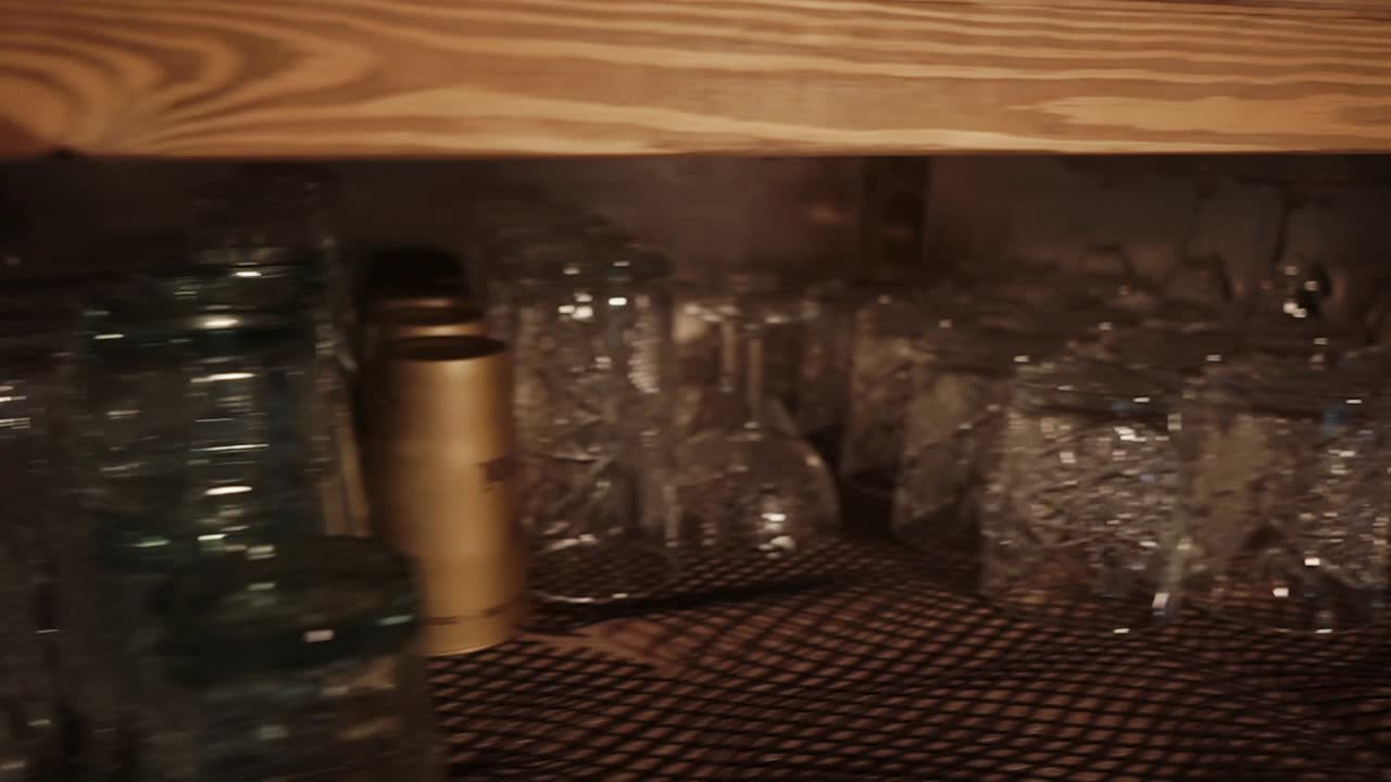 colección de vidrios antiguos en un estante de madera