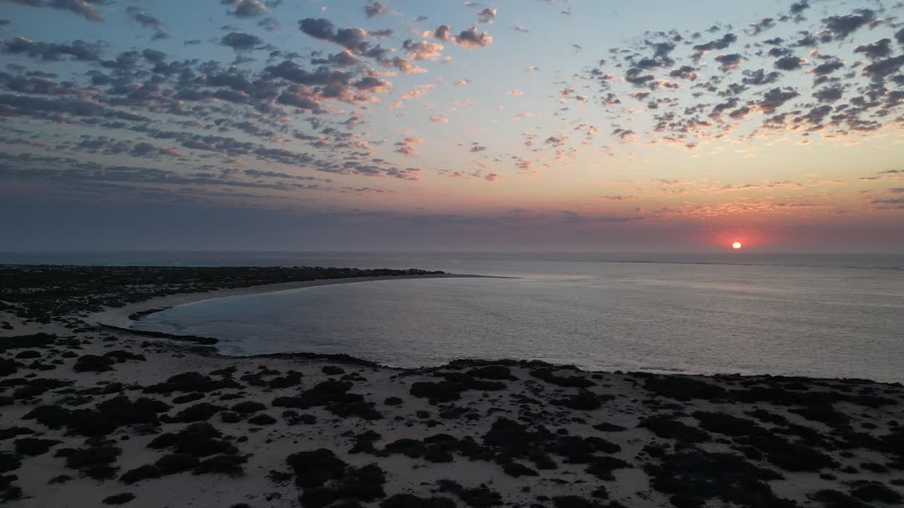 vista de pájaros de una hermosa puesta de sol en la bahía turquesa en australia occidental