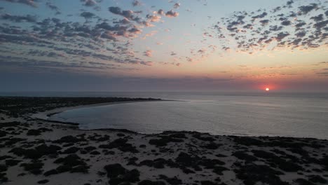 Vogelperspektive-Auf-Einen-Wunderschönen-Sonnenuntergang-In-Der-Turquoise-Bay-In-Westaustralien