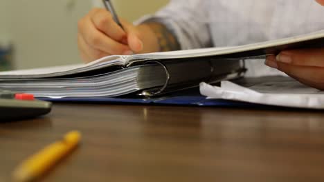 Woman-working-and-taking-notes