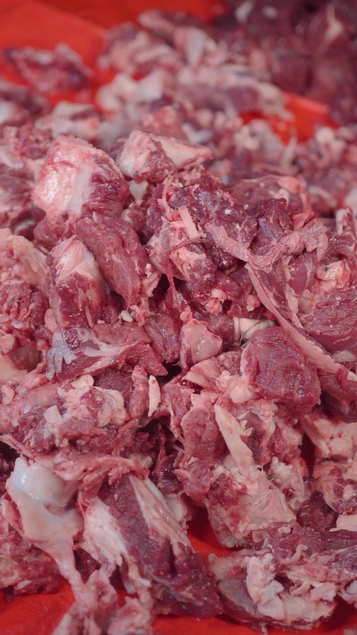 Daging Sapi Mentah Potong Dadu Segar di atas Nampan Merah.