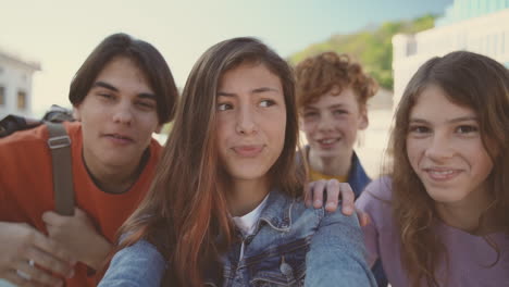 Un-Grupo-De-Adolescentes-Con-Dos-Chicas-Y-Dos-Chicos-Toman-Un-Divertido-Selfie-2