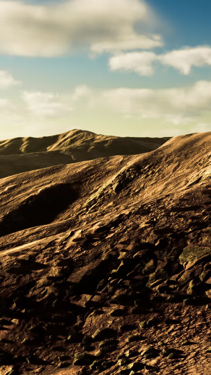 Paesaggio suggestivo con terreno roccioso e dolci colline al tramonto