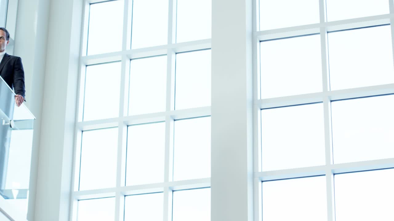 reunión del equipo de negocios afroamericano caucásico masculino femenino