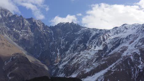 Berge-Mit-Schmelzendem-Schnee-Und-Schneebedeckten-Carvasses-In-Kazbegi-Georgien-An-Der-Russischen-Grenze-Zum-Kaukasus