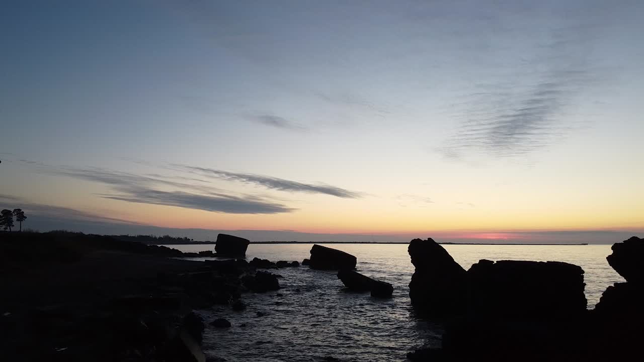 리파자(liepaja) 발트해의 카로스타 전쟁 항구 콘크리트 해안 요새 유적 위의 아름답고 생생한 고대비 일몰 저고도 비행, 광각 설정 드론 샷 뒤로 이동