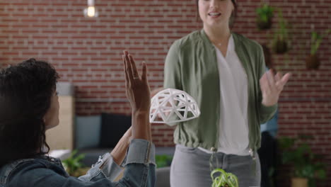 mujer de negocios caucásica presentando un modelo de cúpula geodésica en la oficina reuniéndose con ingenieros haciendo una lluvia de ideas sobre soluciones de diseño creativo discutiendo ideas en la presentación del lugar de trabajo de inicio