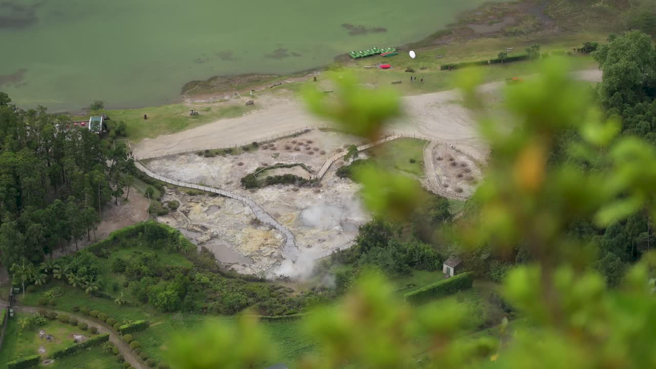 vista desde arriba de las aguas termales del lago furnas, isla de san miguel, azores, portugal