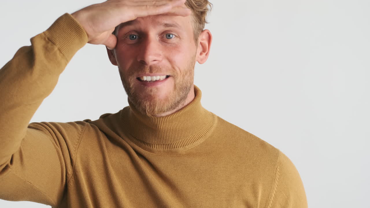 человек, ищущий кого-то на расстоянии