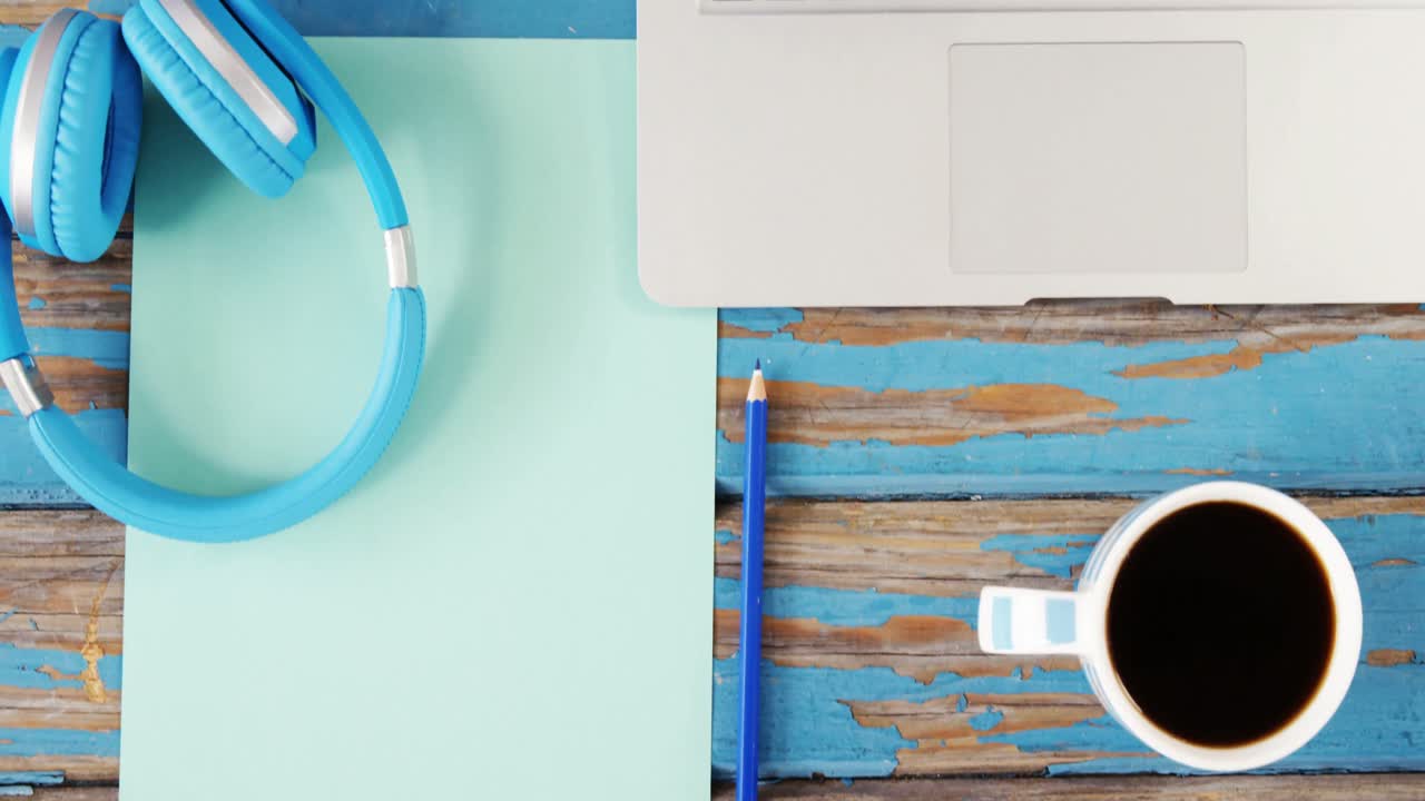 차 한 잔, 종이, 연필, 헤드폰, 노트북