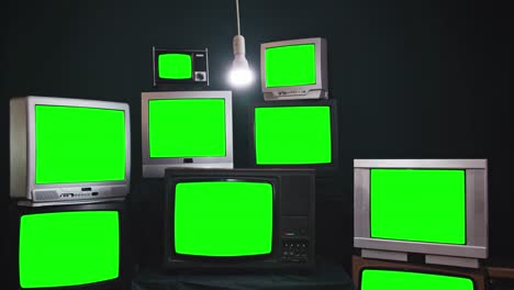 nueve televisores antiguos encendiendo pantallas verdes en una pared de televisión retro. tono oscuro. zoom en. resolución 4k.
