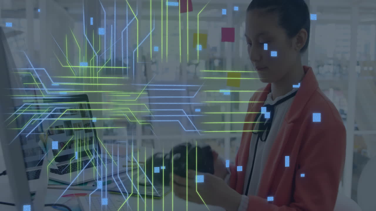 animación de una placa de circuitos informáticos con procesamiento de datos sobre una mujer de negocios caucásica en la oficina