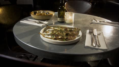 Plato-Con-Pescado-Se-Sirve-En-Una-Mesa-De-Metal