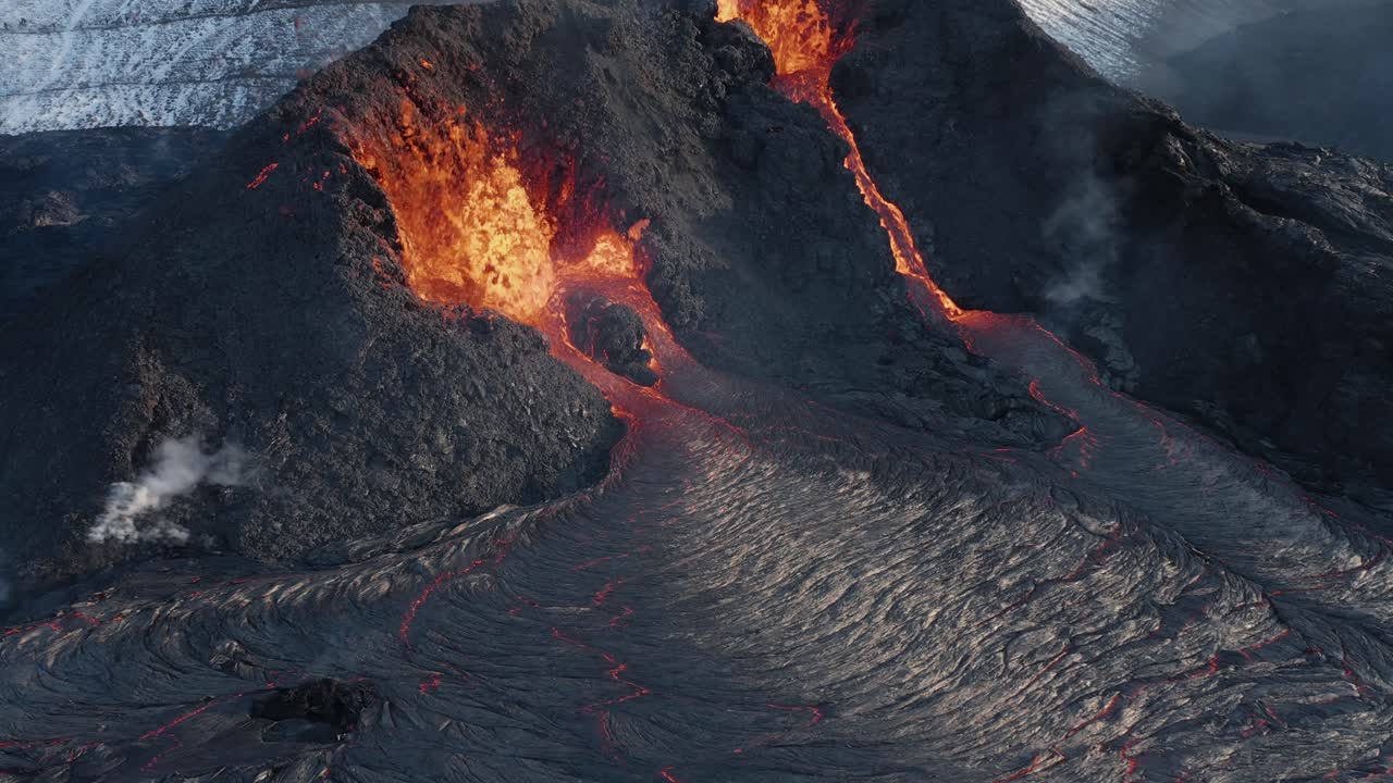 el magma fluye desde el cráter del volcán en islandia, lava pahoehoe, antena