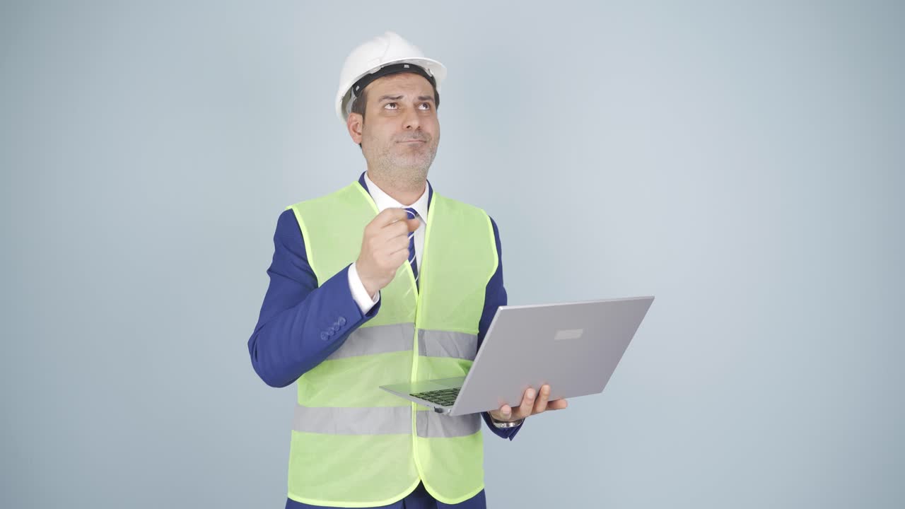 ingeniero trabajando en un proyecto en una computadora portátil.