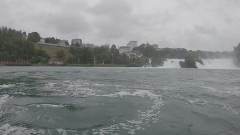 Schwimmend-Auf-Dem-Rauhen-Flusswasser-Des-Rheins,-Rheinfall,-Schweiz