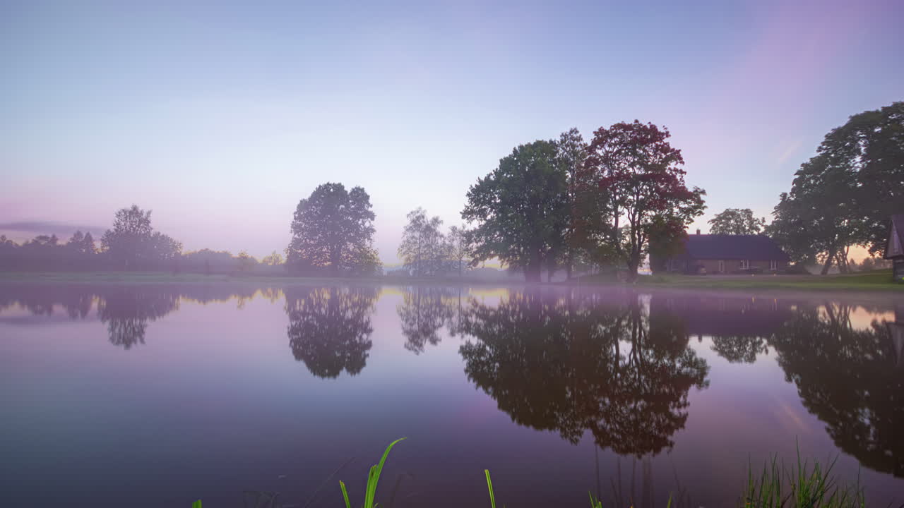 일출과 첫 눈이 잎자루 나무, 호수 및 집을 는 시간 경과
