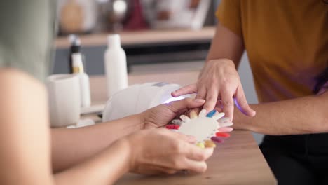 Nahaufnahmevideo-Von-Zwei-Frauen,-Die-Ihre-Nagelfarbe-Wählen