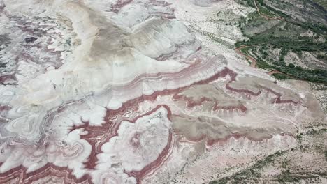 Vista-Aérea-De-Gran-Altura-Sobre-El-Paisaje-Fuera-De-Este-Mundo-Del-Desierto-De-Utah,-EE.UU.